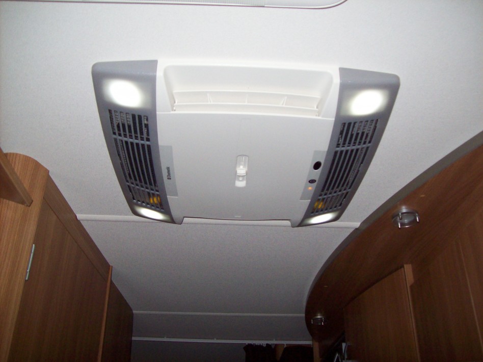 Dometic B2200 air conditioning Motorhome Voyager